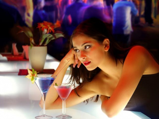 Как привлечь внимание мужчины в баре
