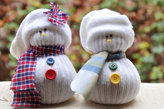 Новогодний декор своими руками: снеговик из носков