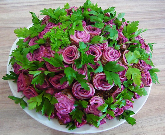 Салат «селедка под шубой с букетом роз»