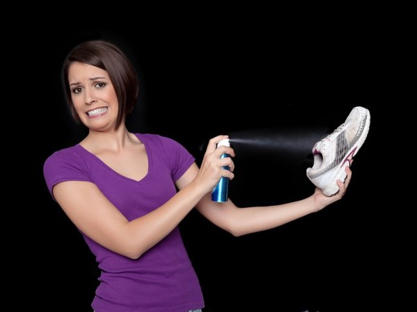 How to remove the smell out of shoes fast