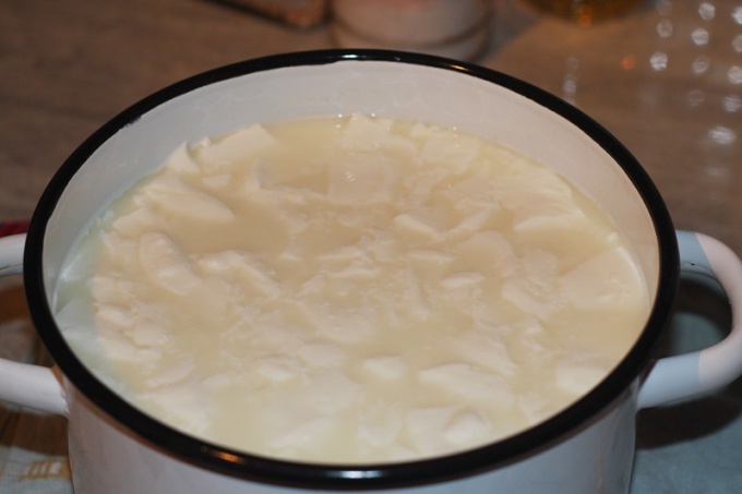 Сырное зерно только после разрезания сгустка.