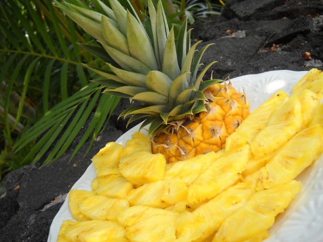Как выбрать ананас и красиво его подать к столу
