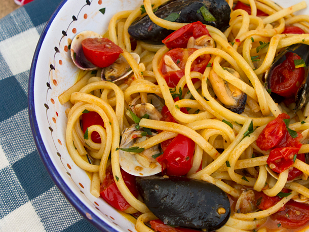 Спагетти с моллюсками, мидиями и помидорами