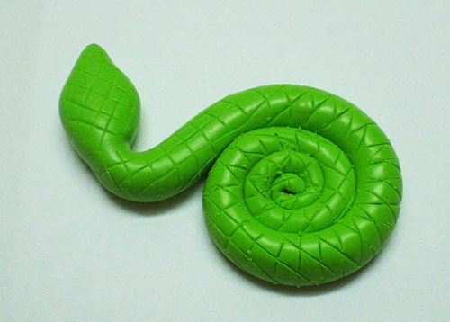 Как сделать змейку-магнит из полимерной глины