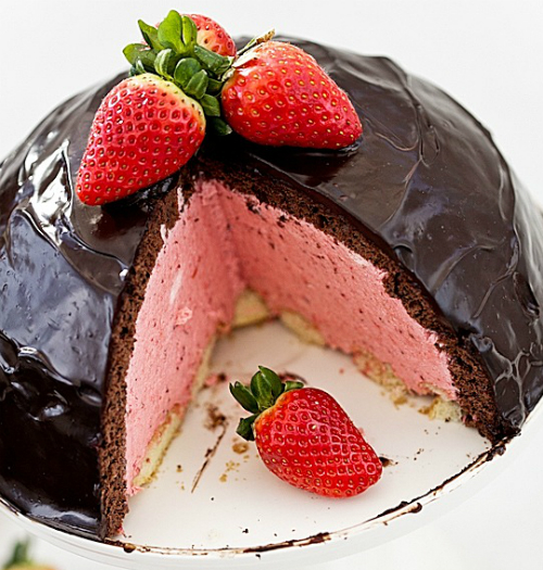Cake with strawberry mousse