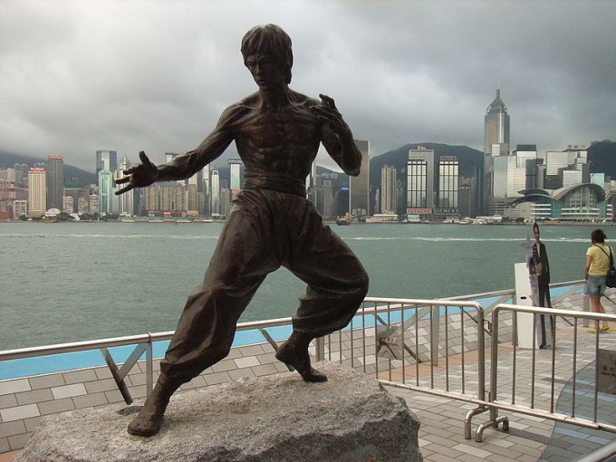 Памятник Брюсу Ли в Гонконге 