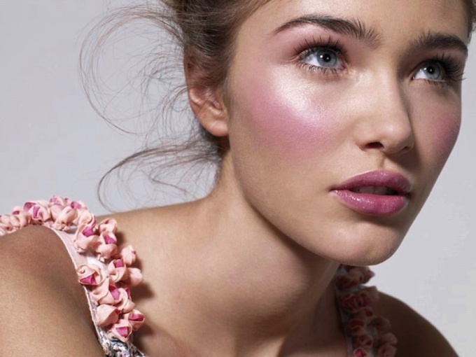 Как сделать макияж с розовыми тенями