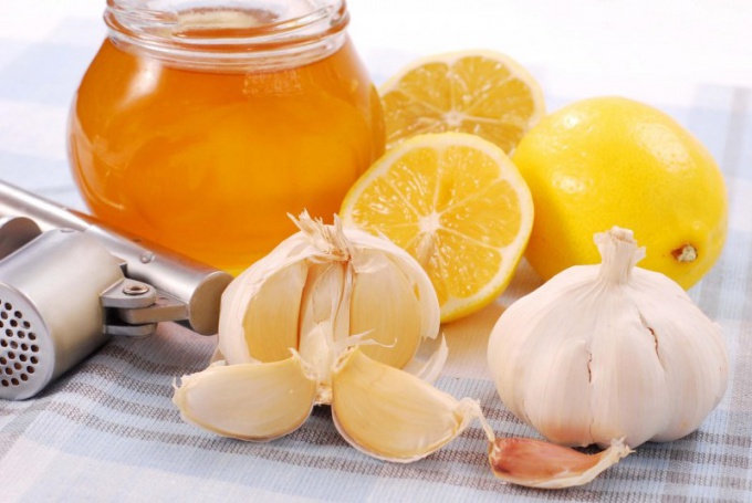 Как принимать смесь меда, лимона и чеснока