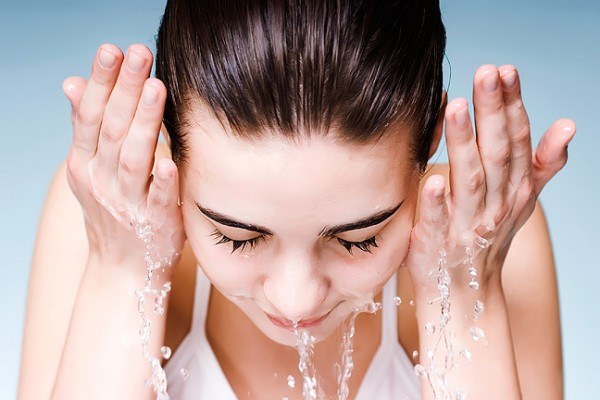 Умывание жирной кожи: какое средство вам подойдет. Чем и как умывать кожу лица утром и вечером – лучшие косметические средства для умывания