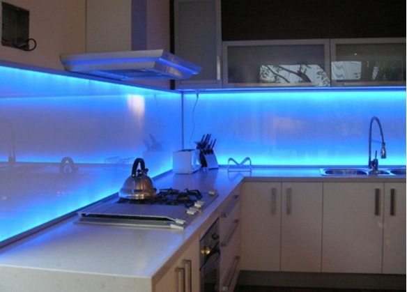 Шкафы с подсветкой на кухню