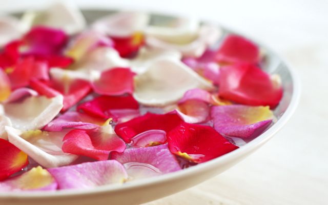 3 ways to use rose petals