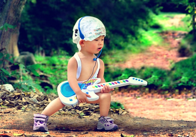 Как выбрать игрушечную гитару для ребенка