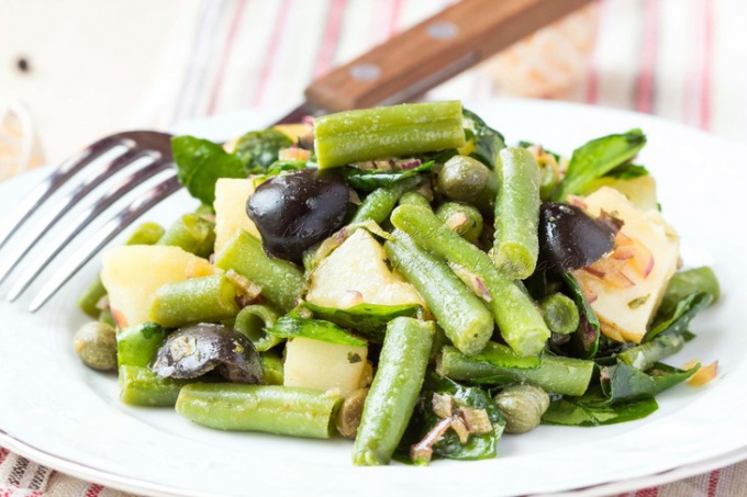 Картофельный салат со шпинатом, оливками и зеленой фасолью