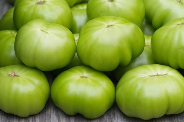 Как засолить зеленые помидоры в бочке