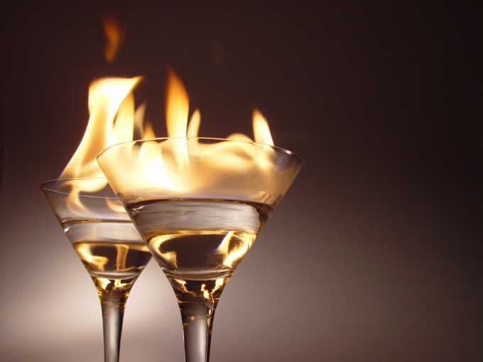 Как приготовить горящие алкогольные коктейли