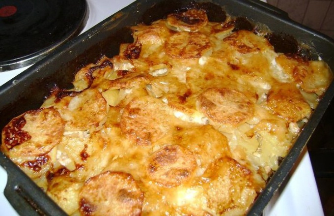 How to bake potatoes in the oven with mayonnaise and cheese