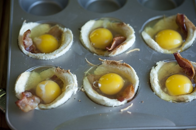 Как запечь яйца с беконом в корзинках из хлеба