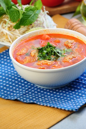 Гороховый суп с фрикадельками и томатами