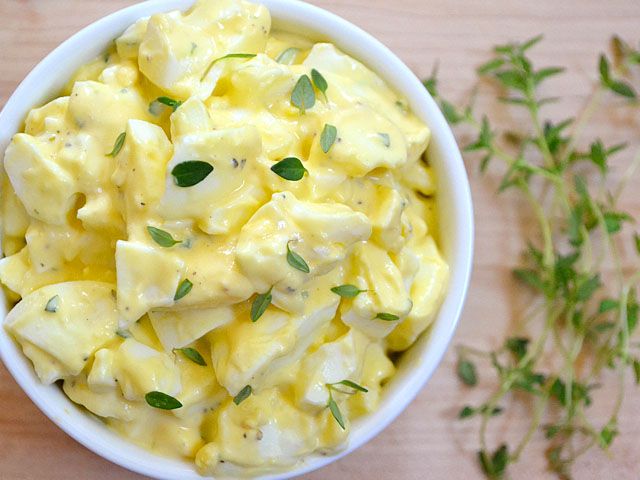 Как приготовить яичный салат с травами и лимоном