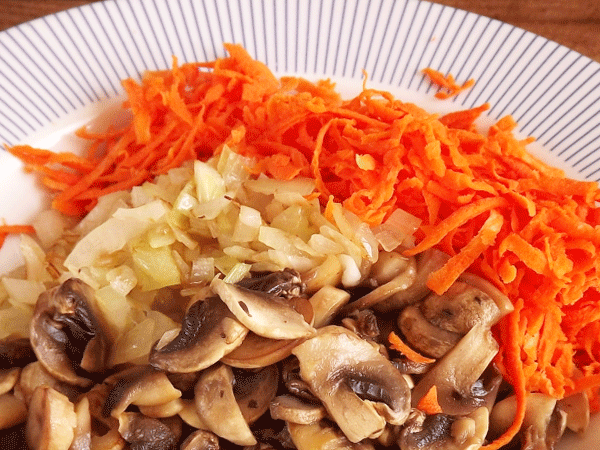 Закуска с морковью и грибами