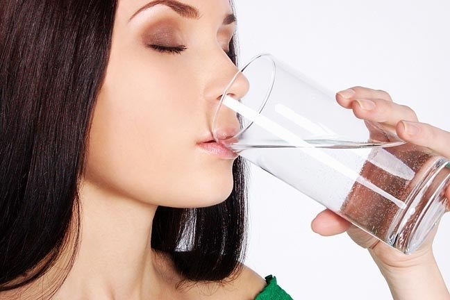 How to drink water on an empty stomach