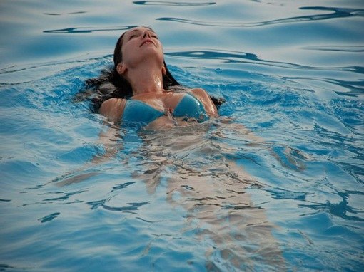 Swimming in the pool when menstruation is allowed at moderate discharge and good health