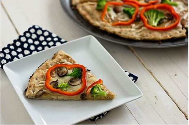 Тайская пицца с брокколи, грибами и красным перцем
