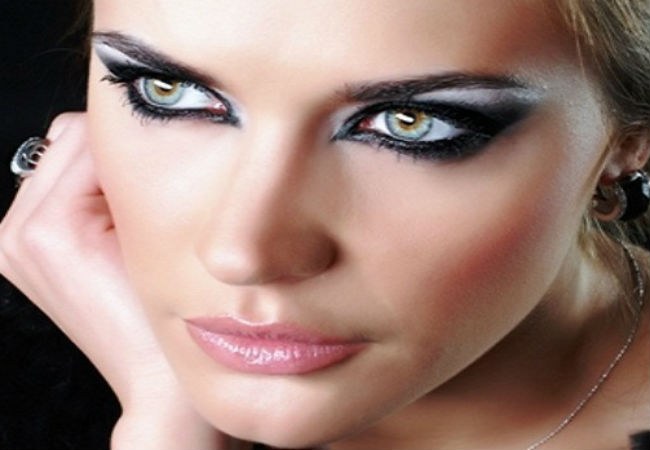 Что для женщины важнее накрасить: глаза или губы?