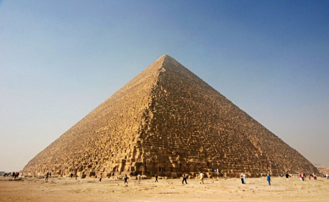 Кто построил пирамиды