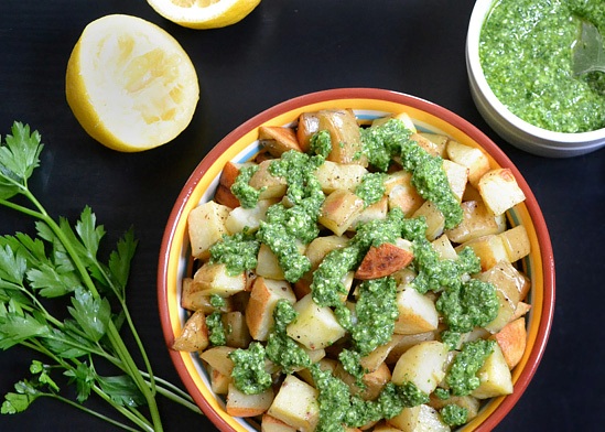 Как приготовить картошку с ароматным зеленым соусом