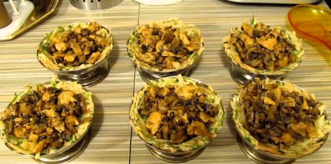 Корзинки из картофеля с грибами