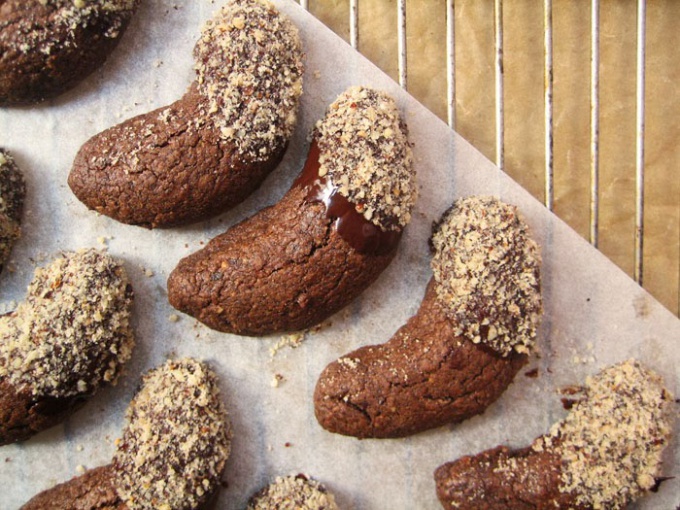 Как приготовить шоколадное печенье в форме полумесяцев