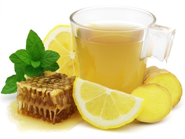 Укрепляем иммунитет и лечим простуду при помощи имбирно-лимонного напитка
