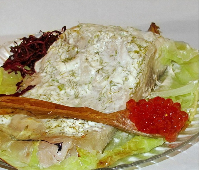 Белорыбица, запеченная со сметаной в капустном листе