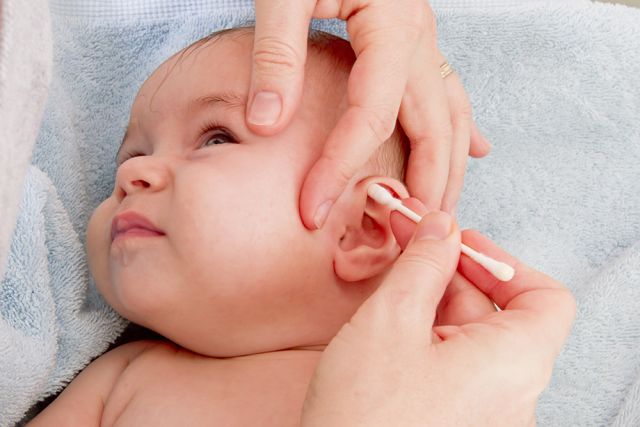 How to clean the ears of the baby
