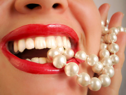 Как сделать зубы белее с помощью народных средств
