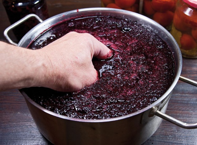 Currants with sugar on the stove