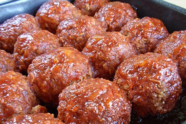 Steamed meatballs with tomato sauce