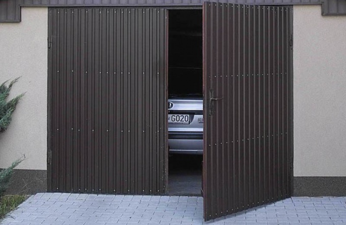 Как сделать запоры на распашные гаражные ворота