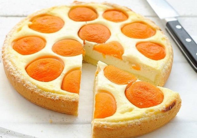 Ореховый пирог с сыром и абрикосами