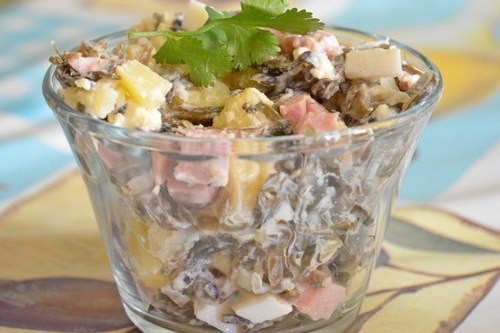 Колбасный салат с морской капустой