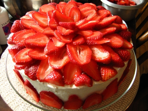 Как приготовить клубничный торт из свежих ягод