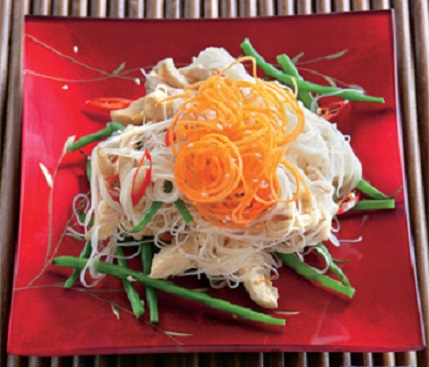 Азиатский салат с курицей и кунжутом 