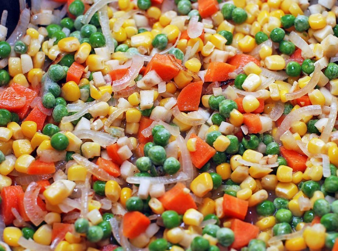 Как приготовить салат из кукурузы и горошка