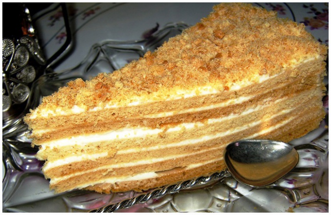 Как просто испечь вкусный медовый торт со сметанным кремом