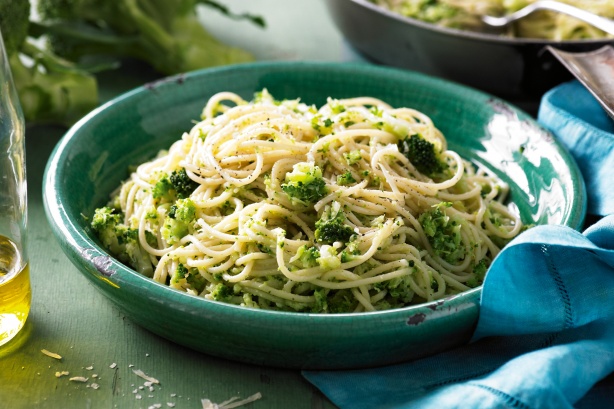 Как приготовить спагетти с анчоусами и брокколи?