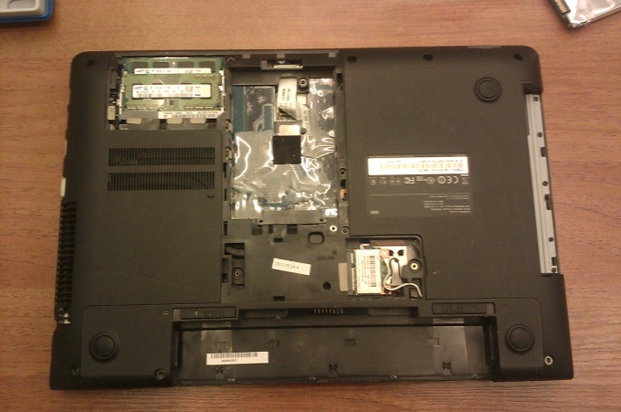 Dismantle the laptop Samsung NP355V4C