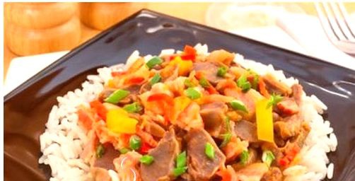 Сочные и ароматные куриные желудки с беконом и овощами