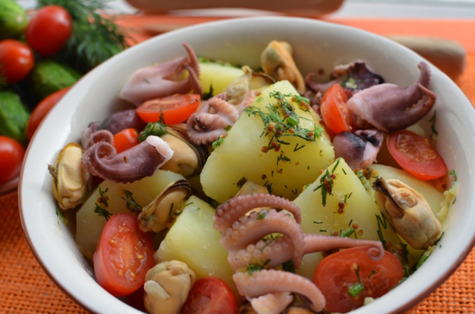 Теплый картофельный салат с осьминогом
