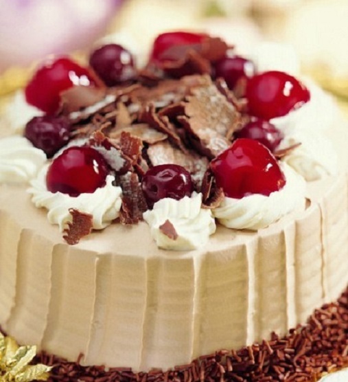 Шоколадный торт со сливками и черешней